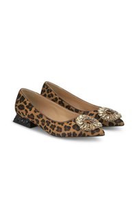 Scarpe piatte con stampa leopardata e punta affusolata, decorate con dettagli in strass dorati, e un piccolo tacco cubano nero. Tessuto dalla superficie liscia.