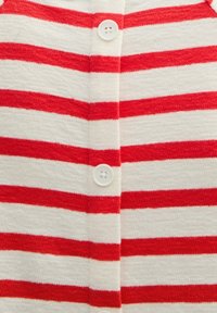 Rot-weiß gestreifter Cardigan aus weichem Strickstoff, mit einem runden Halsausschnitt und drei weißen Knöpfen auf der Vorderseite.