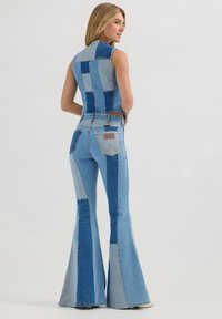 Wrangler WRANGLER x LAINEY WILSON PATCHWORK JEAN
 - Vaqueros bootcut - patchwork