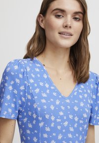 Fransa FRFEDOT - Jerseyklänning - ultramarine w. flowers