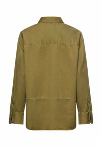 Oliwkowa zielona koszula z długim rękawem, mankiety na guziki, dopasowany krój, gładka faktura, z detalem na karku i zaokrąglonym dołem.