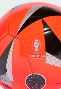 Pallone da calcio taglia 5 con una superficie lucida di un brillante arancione, caratterizzata da motivi geometrici neri e dettagli argentati. Logo UEFA Euro 2024 in evidenza.