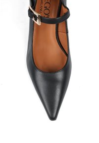 Czarne skórzane szpilki z ostrym noskiem, paskiem w okolicy kostki i złotym detalem z klamrą. Gładka tekstura z jasnobrązową wkładką.