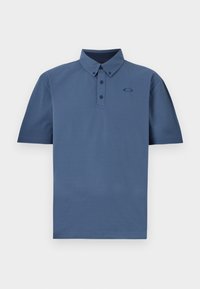 Modra majica s kratkimi rokavi polo stila, izdelana iz teksturirane tkanine, s ovratnikom in tremi gumbi, z majhnim logotipom na levem prsnem delu.