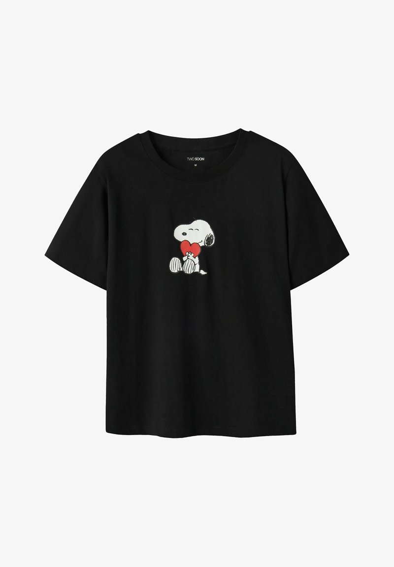 Mustalane puuvillane t-särk lühikeste varrukatega, mille esiküljel on koomik Snoopy, kes embab punast südant. Lihtne ümmargune kaelus.