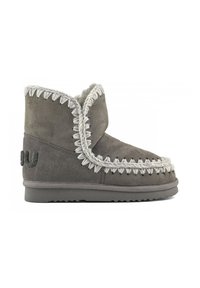 Stivale alla caviglia in suede grigio con punta arrotondata, cuciture decorative bianche e suola in gomma a profilo basso. Presenta una tomaia texture e una fodera morbida.