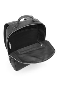 Černý kožený batoh s rozepínáním na zip a prostorným, jednoduchým interiérem. Obsahuje zipovou kapsu a malou přihrádku uvnitř.