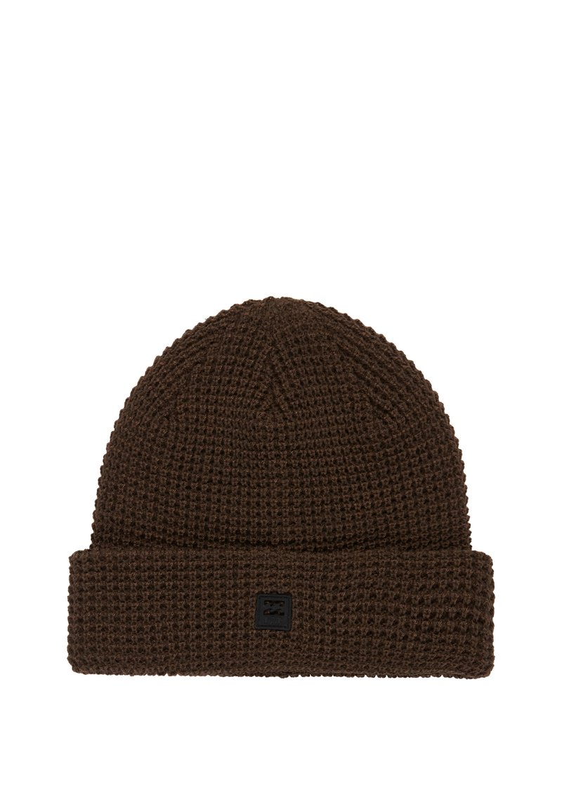 Cappello beanie a maglia marrone con un motivo texturizzato, dotato di un risvolto e di una piccola etichetta nera sul lato.