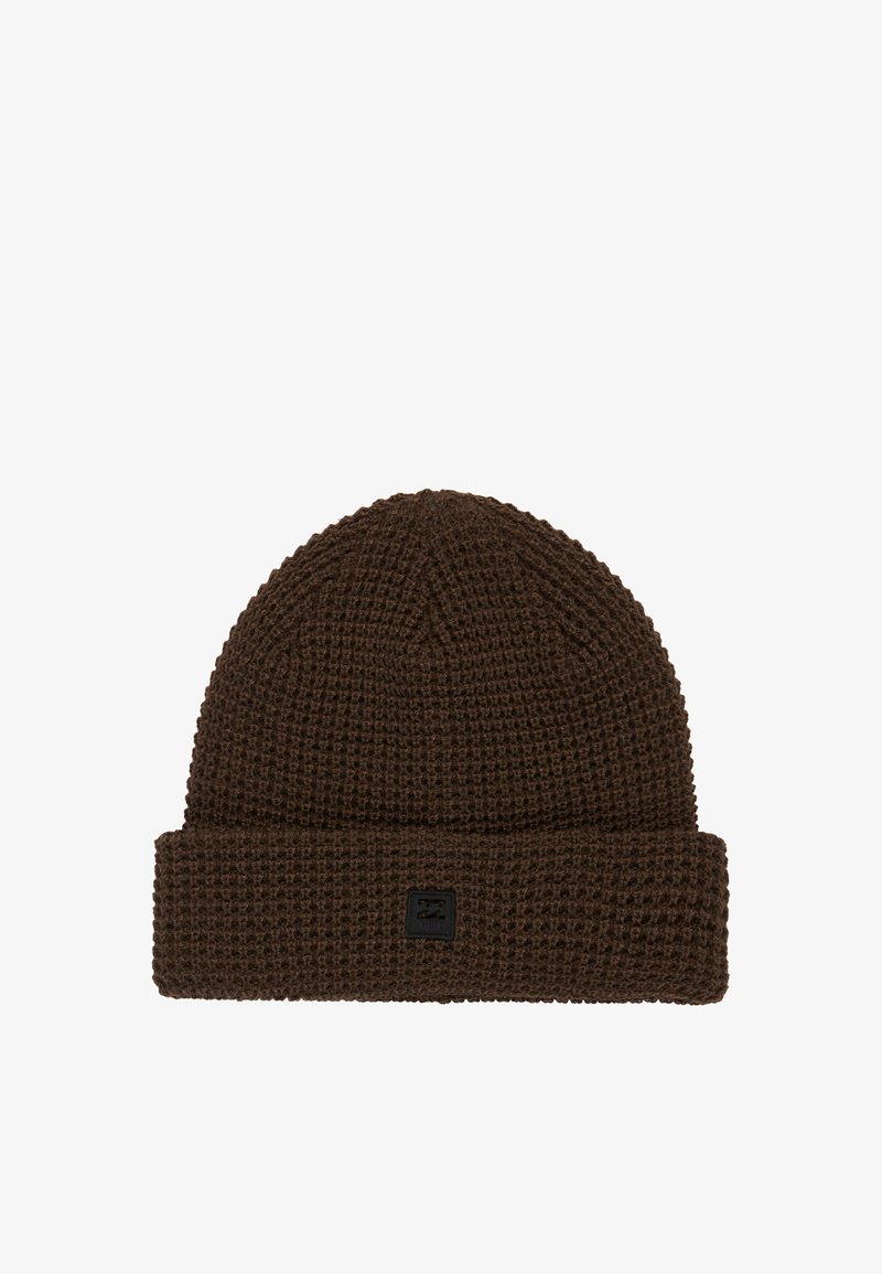 Cappello beanie a maglia marrone con un motivo texturizzato, dotato di un risvolto e di una piccola etichetta nera sul lato.