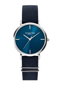Montre ronde en argent avec un cadran bleu texturé, des index horaires en argent et un bracelet en cuir bleu marine avec des bandes argentées.
