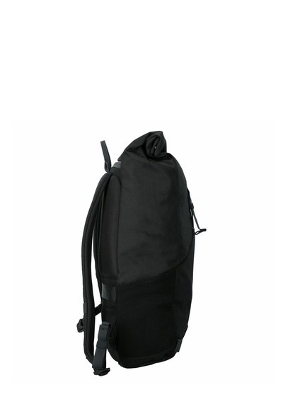 Zaino nero con chiusura roll-top, pannello posteriore imbottito, spallacci regolabili e finitura in tessuto testurizzato. Cinghie di regolazione laterali incluse.