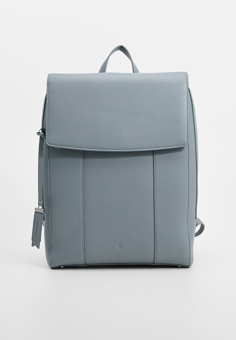 Hellblauer Leder-Rucksack mit Klappenverschluss, vertikaler Naht auf der Vorderseite und einem kleinen Loop-Griff oben vor einem weißen Hintergrund.