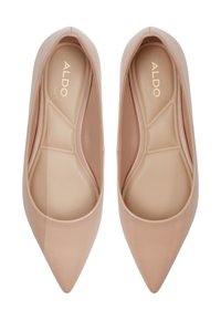 Nude patenten lederen pointe-toe flats met een slip-on ontwerp en een gevoerde zool, met ingeslagen branding op de binnenzool.
