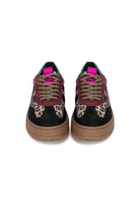 Mockasins i mocka med svarta och leopardmönstrade paneler, vinröda accenter, rosa snören och en texturerad brun sula. Grön innerfoder.