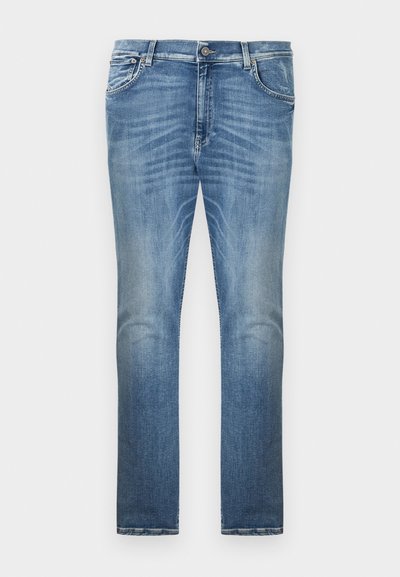 Μπλε ξεβάμμενο τζιν στενής γραμμής με μπροστινές τσέπες, κλείσιμο με κουμπιά και διακριτικές λεπτομέρειες "φθοράς" στους γοφούς και τους μηρούς.