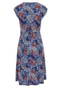 Šaty s květinovým vzorem v odstínech modré, fialové a červené. Mají krátké rukávy, vypasovaný pas a rozšířenou sukni. Vyrobené z lehkého materiálu.