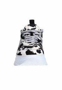 Zwart-witte sneakers met koeienprints, met een bovenkant van textuurvacht, grijze veters en een witte rubberen zool. Voorzien van een gewatteerde tong en achtertab.