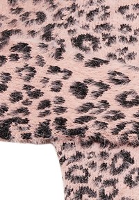 Różowa dzianina z czarnym wzorem w panterkę, o miękkiej, teksturowanej powierzchni i puszystym wyglądzie.