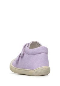 Scarpa in tessuto lavanda con punta arrotondata e un tacco piccolo. Presenta un design semplice e una suola testurizzata per una maggiore aderenza. Nessun hardware visibile.