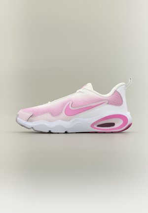 Λευκό και ροζ αθλητικό παπούτσι Nike με επάνω μέρος από δίχτυ με διαβάθμιση, λογότυπο swoosh, μαλακή σόλα και λεπτομέρεια μονάδας αέρα, εμφανίζεται σε πλαϊνή όψη.