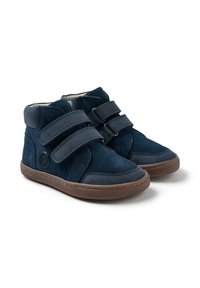 Zapatillas altas de color azul marino, hechas de ante y cuero, que presentan dos correas de gancho y bucle y una suela de goma marrón. Textura suave con acentos mínimos.