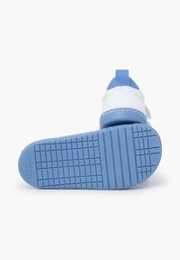 Weiße und hellblaue Schuhe mit einer strukturierten Gummisohle, die über ein gemustertes Profil verfügt. Inklusive blauer Fersenschlaufe und Nähtdetails. Größe 26.