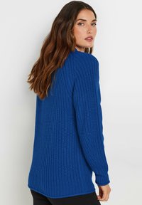 Koninklijk blauwe gebreide trui met een textuurpatroon, lange mouwen en een losse pasvorm, met ribgebreide manchetten en een iets verlengde achterzoom.