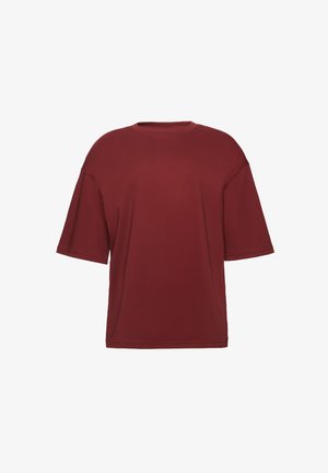 Lühikeste varrukatega, laia lõikega t-särk, valmistatud pehmest, tekstuuriga kangast, sügavas burgundia värvitoonis, ümarate kaelus ja nähtamatud detailid.