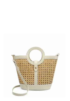 Sac cabas en paille tissée beige avec poignée circulaire, garniture en cuir, sangle centrale avec bouton et bandoulière amovible.