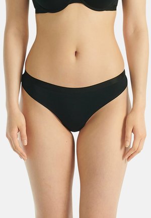 Bas de bikini noir en tissu lisse et extensible, avec un design minimaliste et une taille élastique. Pas de motifs ni d'accents supplémentaires.