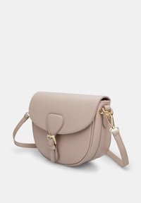 Borsa a tracolla in pelle rosa chiaro con patta arrotondata, tracolla singola e dettagli in oro, dotata di una chiusura frontale.