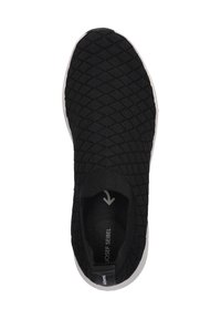 Schwarze Schlupfsneaker mit einem strukturierten Strickoberteil, das ein Diamantmuster aufweist. Leichte Sohle mit einem kontrastierenden weißen Gummirand.