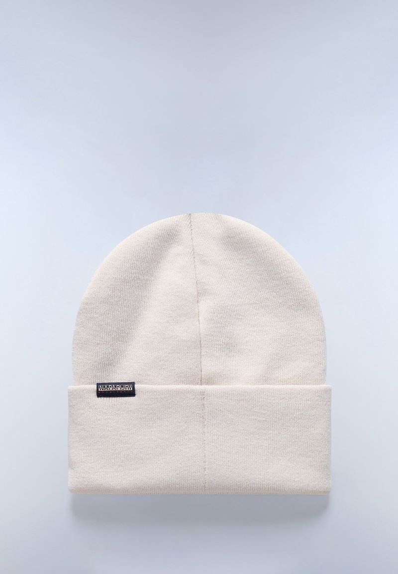 Berretto in maglia beige chiaro con risvolto e una piccola etichetta nera del marchio di lato, esposto su uno sfondo chiaro e uniforme.