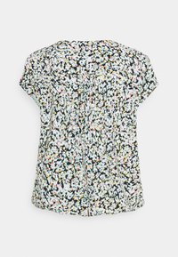 Blusa floreale a maniche corte, realizzata in tessuto leggero. Presenta uno sfondo nero con motivi di fiori bianchi, rosa e gialli.