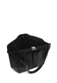 Borsa a tenuta in pelle nera con una texture morbida, caratterizzata da una forma strutturata, due manici e chiusura a scatto. L'interno è foderato in suede nero.