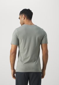 Nike Performance TEE TRAIL LOGO - Camiseta deportiva - dark stucco