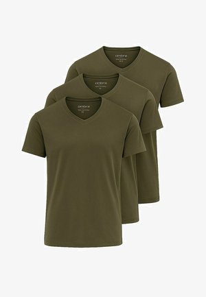 Tre olivengrønne v-hals t-shirts lavet af blød bomuld, med korte ærmer og standard pasform. Tag synligt på kraven.