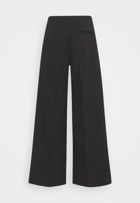Czarne spodnie wide-leg z wysokim stanem. Gładki materiał, z pojedynczą tylnią kieszenią i prostymi liniami bez widocznych zapięć.