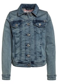 Giacca di jeans in azzurro chiaro, caratterizzata da una chiusura con bottoni, due tasche sul petto e dettagli di cucitura a contrasto. Colletto tradizionale e maniche lunghe.