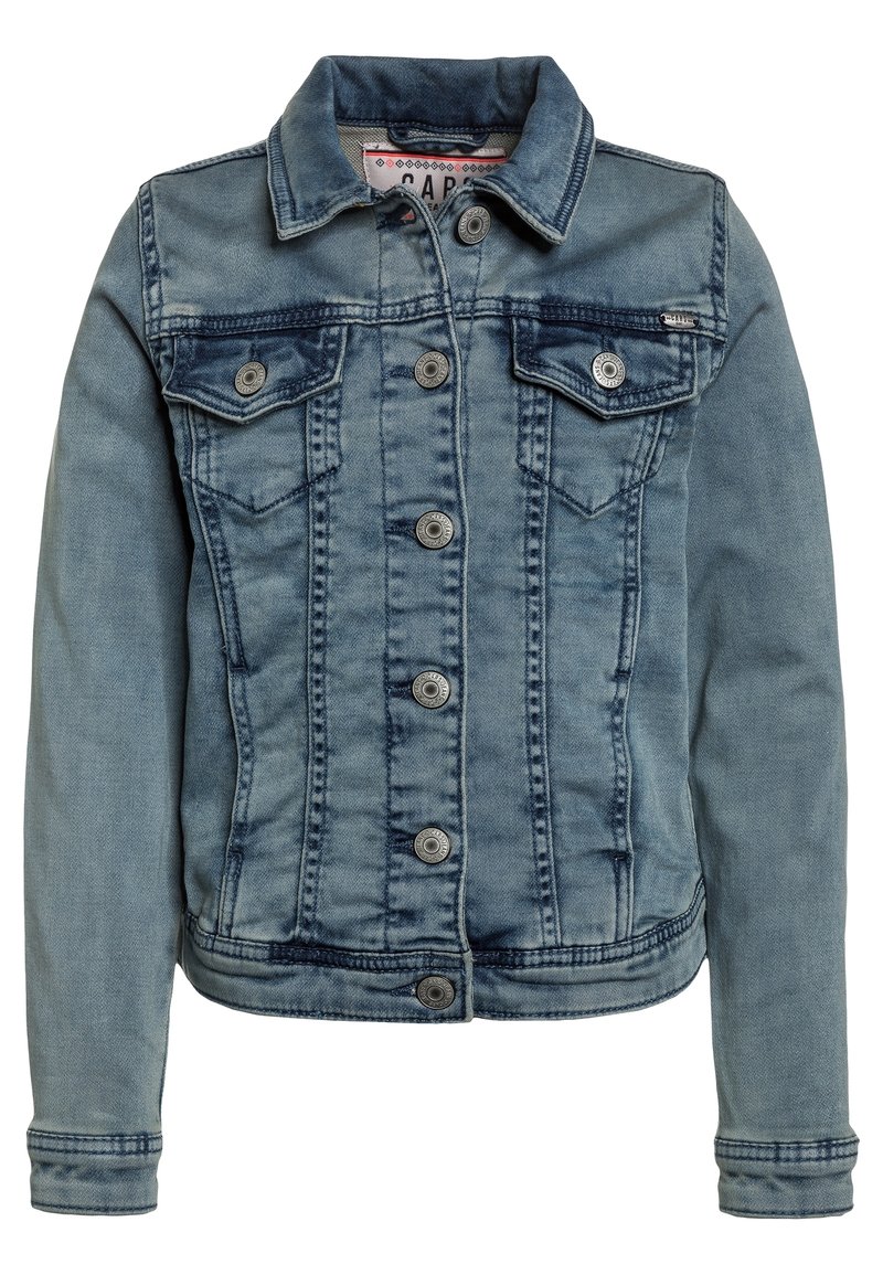 Giacca di jeans in azzurro chiaro, caratterizzata da una chiusura con bottoni, due tasche sul petto e dettagli di cucitura a contrasto. Colletto tradizionale e maniche lunghe.