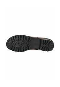 Suela de zapato de goma negra con patrones de profundidad, incluyendo agarres y una superficie texturizada para mayor tracción. Diseñada para mejorar la estabilidad en diversos terrenos.
