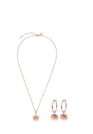 Roségold Halskette und Creolen Set, jeweils mit einem sonnenförmigen Anhänger mit glattem, poliertem Zentrum und ausstrahlenden Strahlen.