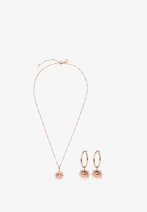 Roségold Halskette und Creolen Set, jeweils mit einem sonnenförmigen Anhänger mit glattem, poliertem Zentrum und ausstrahlenden Strahlen.