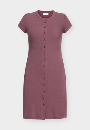 Krátké rukávy, žebrovaný úplet, purpurové šaty na knoflíky s kulatým výstřihem a knoflíky vpředu od vrchu až dolů.