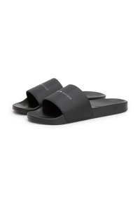 Sorte svarte sandaler med en teksturert design, bred stropp og logodetalj på overdelen. Lett flat såle med en glatt finish.