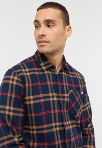 Flanellen shirt in marineblauw, met een beige en rode ruitpatroon, button-down kraag en een enkele borstzak met een logo-label.