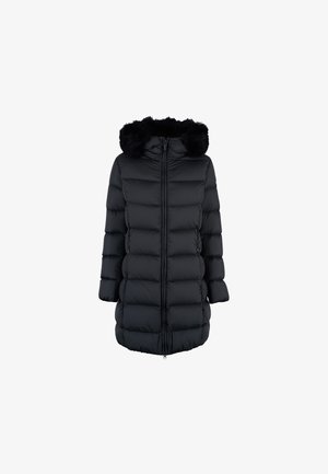 Czarna kurtka puchowa z zamkiem błyskawicznym z przodu, wydłużony fason, poziome przeszycia i kaptur wyłożony sztucznym futrem. Gładka, pikowana tekstura.