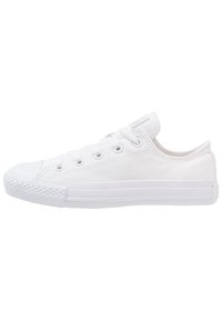 Weiße Canvas-Sneaker, knöcheltiefes Design, runde Zehenpartie, Schnürverschluss mit sechs Ösen, strukturierte Gummisohle und minimalistisches Styling.