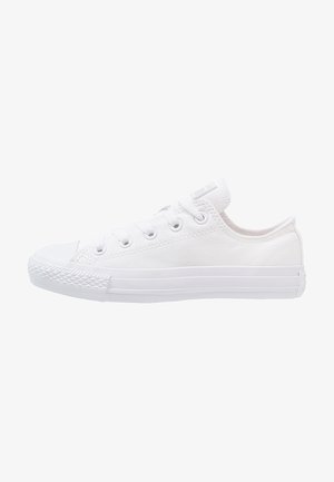 Bílé plátěné tenisky, nízký design, kulatá špička, šněrování se šesti dírkami, texturovaná gumová podrážka a minimalistický styl.