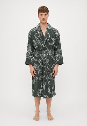 Peignoir de bain vert à motifs avec des designs abstraits blancs, texture douce, manches longues et ceinture à la taille, se terminant au-dessus de la cheville.